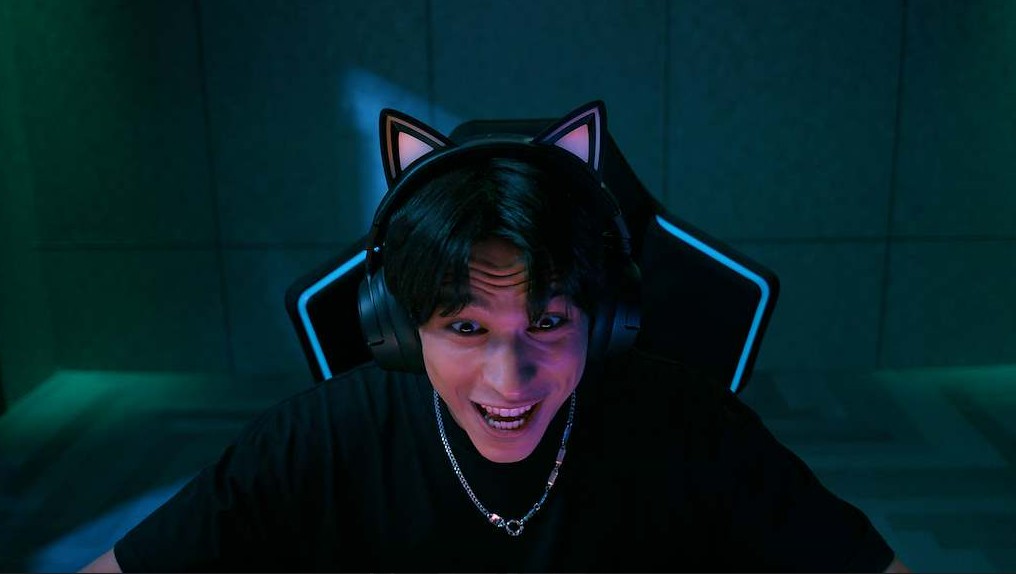 Razer Kiyo V2 Proの撮影イメージとしてメーカーが公開した、ヘッドセットを着けた配信者の画像