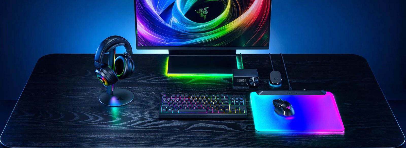 ゲーミングデスクに置いたRazer Base Station V3 Chroma