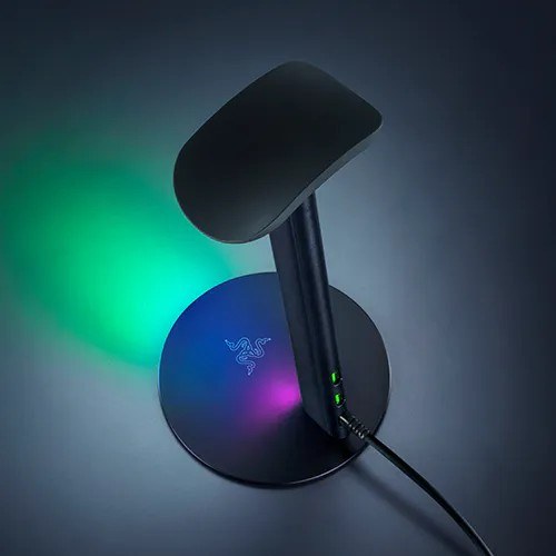 Razer Base Station V3 Chromaのカーブしたヘッドセット受け部とRGBライト