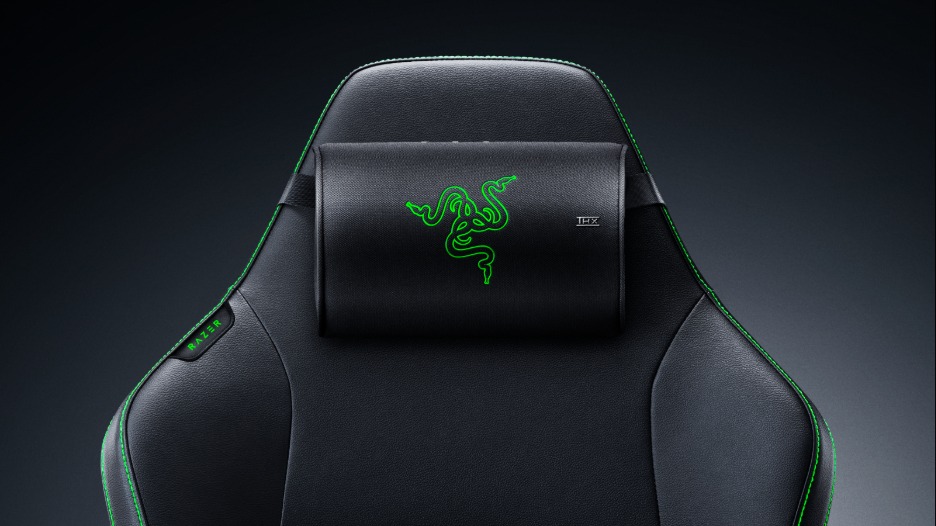 Razer Clio Xをゲーミングチェアの頭部に取り付けた状態
