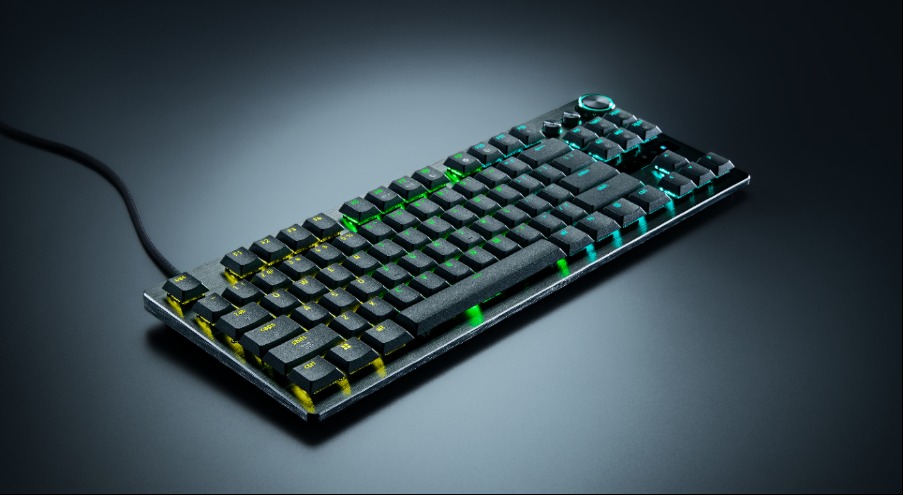 Razer Huntsman V3 Pro Low-Profile TKL 8KHzを斜め上から見た画像。薄型のキーとアルミ製トップケースが見える