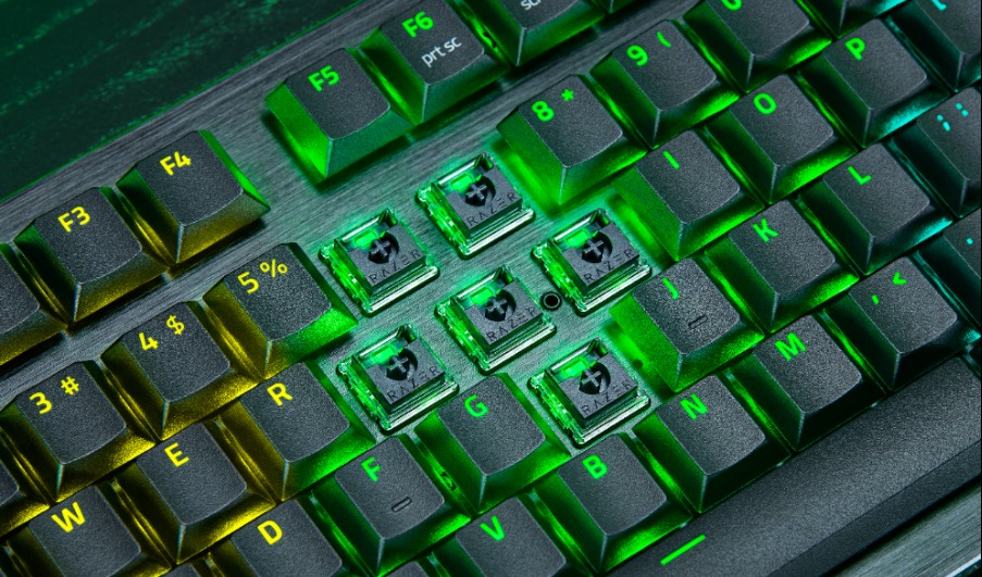 Huntsman V3 Pro Low-Profile TKL 8KHzのキーキャップを一部外し、薄型アナログオプティカルスイッチが見える画像