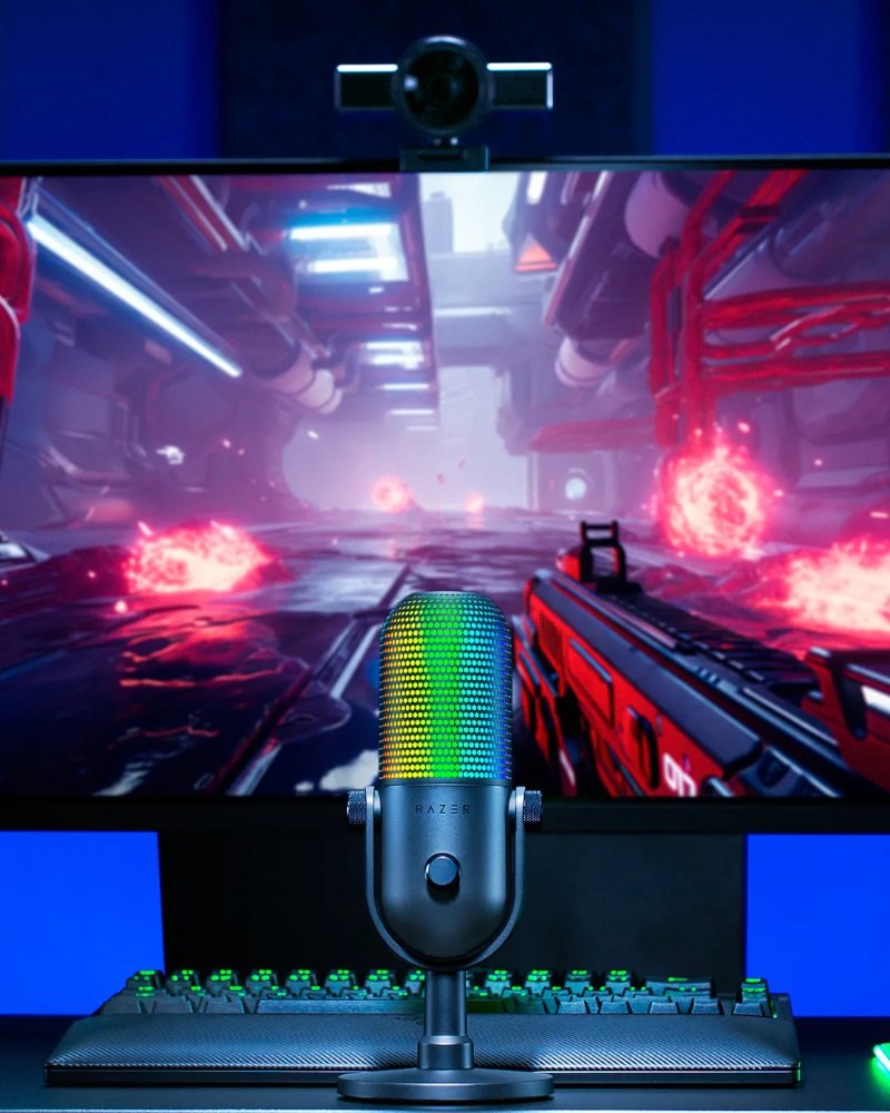 ゲーミング環境に置いたRazer Seiren V3 Chroma 32-Bit DSP