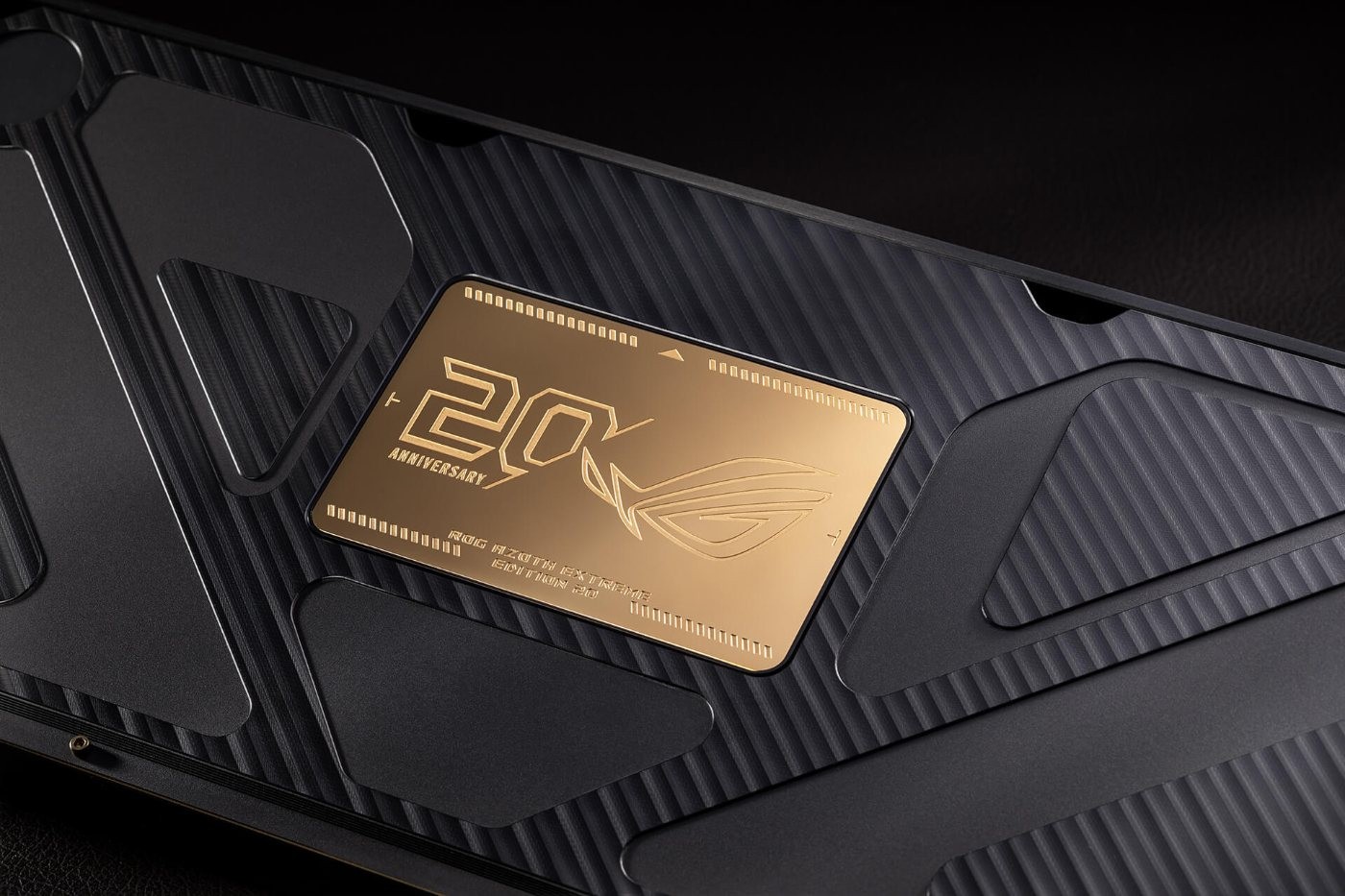 ROG Azoth Extreme Edition 20の24K金メッキ記念ネームプレート