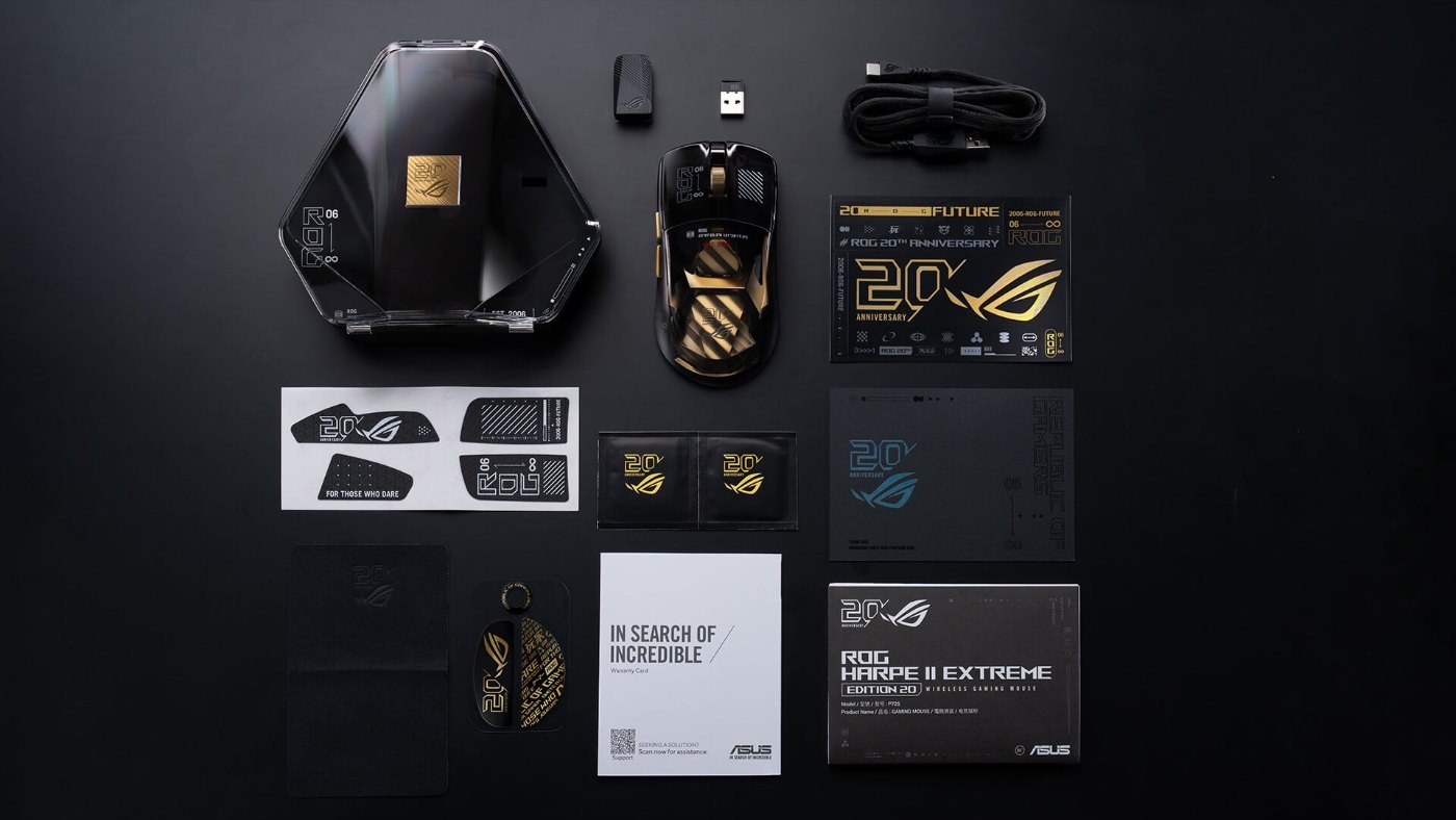 ROG Harpe II Extreme Edition 20の本体とディスプレイケース・グラスソールなどの付属品