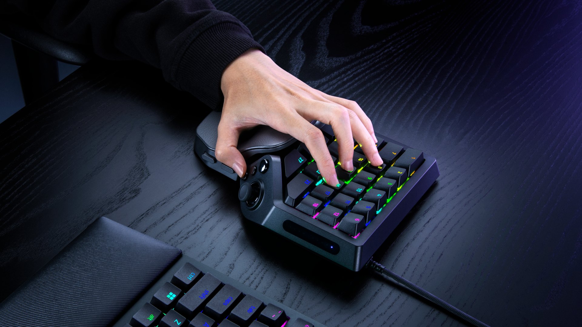 Tartarus V2 Proのキーに左手を置いた使用イメージ。手前にキーボードが写っている