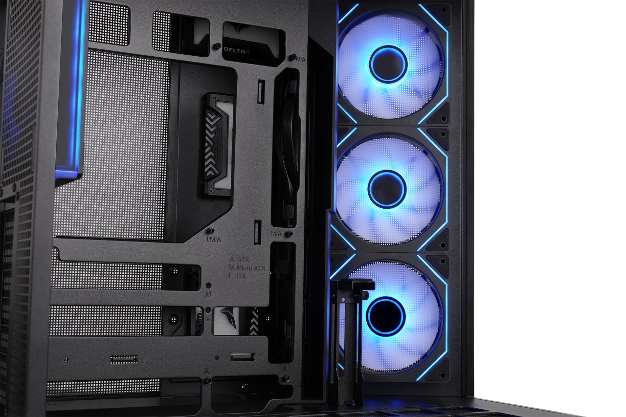 Thermaltake Arcus 380 TG ARGBの斜めに配置されたサイドファン