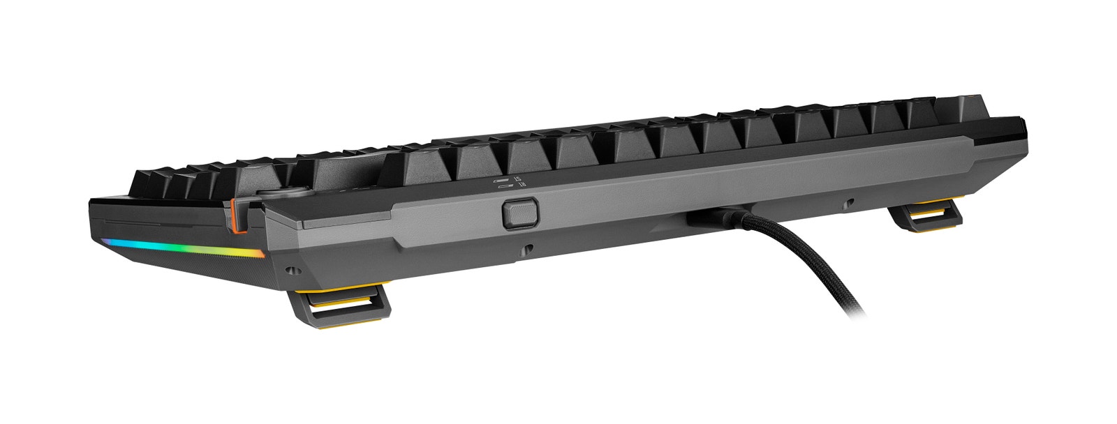 背面側から見たTUF Gaming K4 Magnetic(ブラック)。ケーブルの接続部と底面の脚が見える